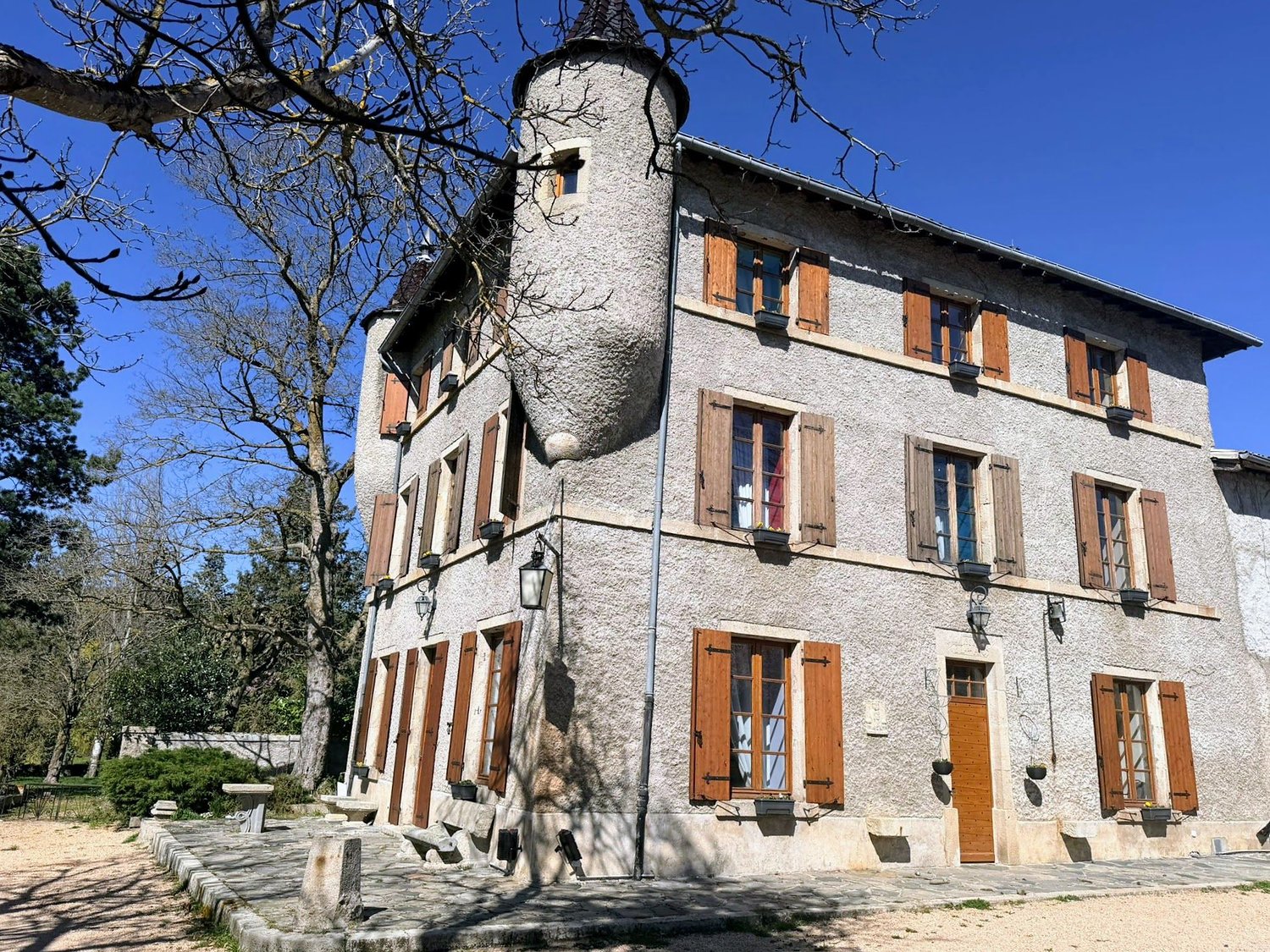 Le château vu depuis l’allée du domaine