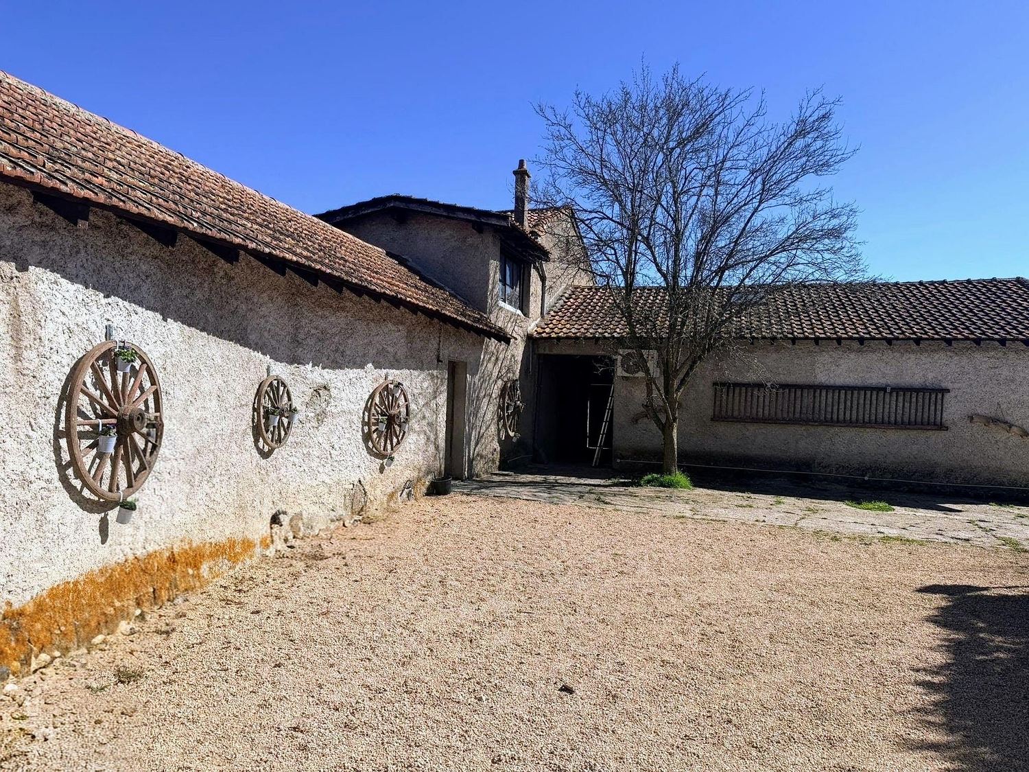 La cour et ses roues de charrette