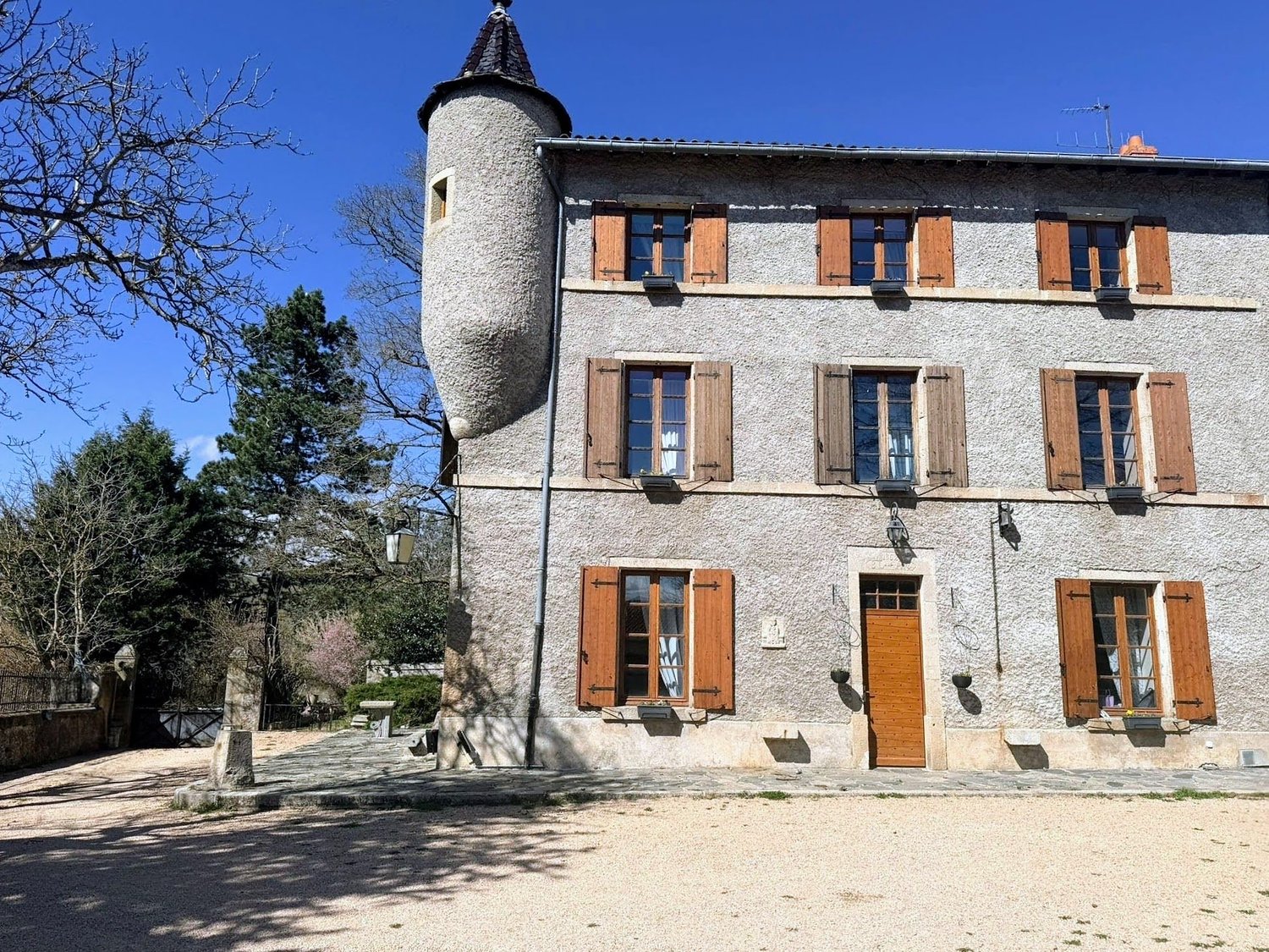 Le Château les Tourelles et sa tourelle de pierre sous le ciel d’Auvergne