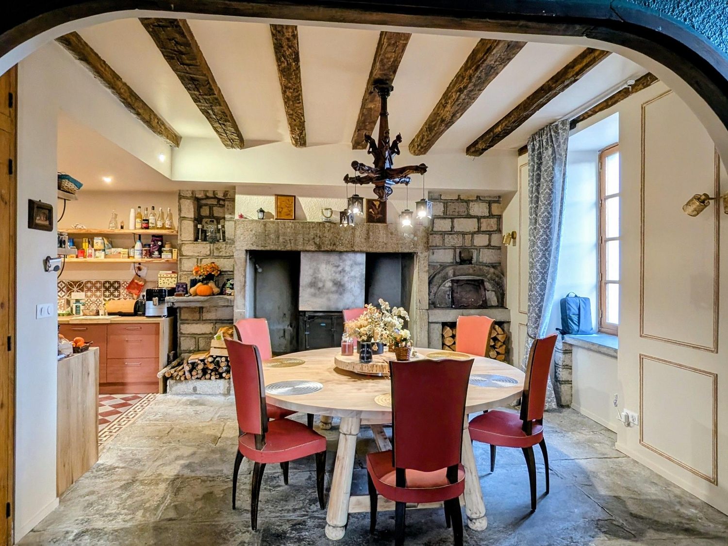 La table dressée dans la salle à manger